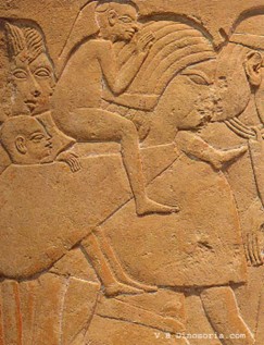 femme portant son bébé gravure égypte antique