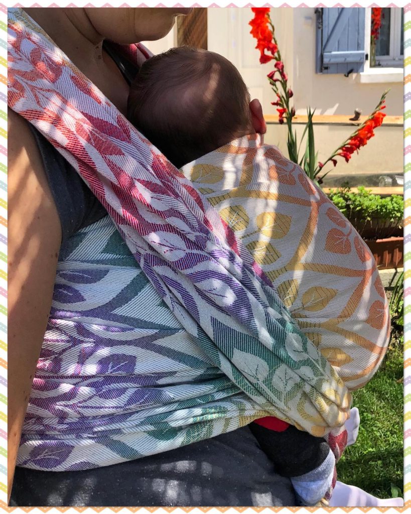 maman qui porte son nouveau né